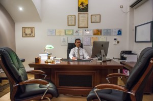 Εικόνα του Γεώργιου Δημογέροντα καθισμένου στο γραφείό του